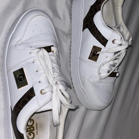 GUESS LA WOMENS SNEAKERS 
White and monogram 
Size 8 1/2
ONLY WORN ONCE - Picture 4 of 6